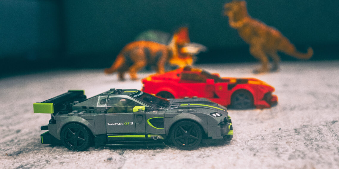 LEGO Speed Champions Aston Martin Vs. Ferrari