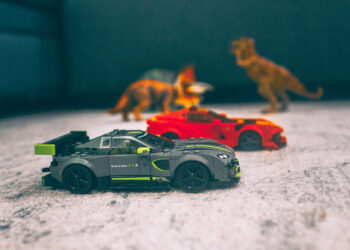 LEGO Speed Champions Aston Martin Vs. Ferrari